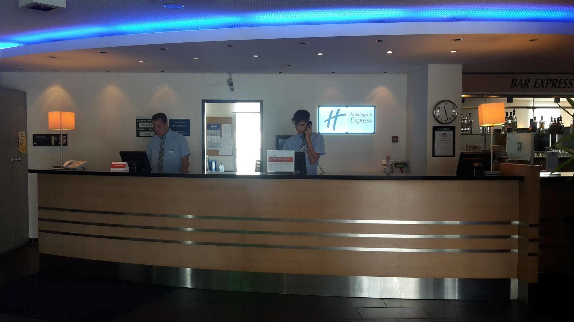 Holiday Inn Express Geneva Airport, An Ihg Hotel Εξωτερικό φωτογραφία